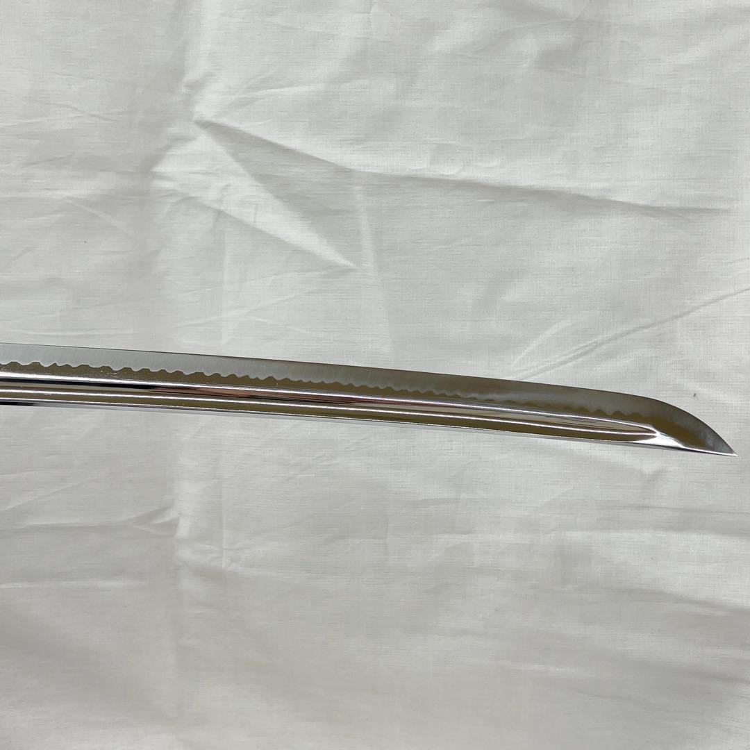 【模造刀】太刀 樋入り 鶴鍔 透かし 全長97.0センチ 黒鞘 互の目 刃紋