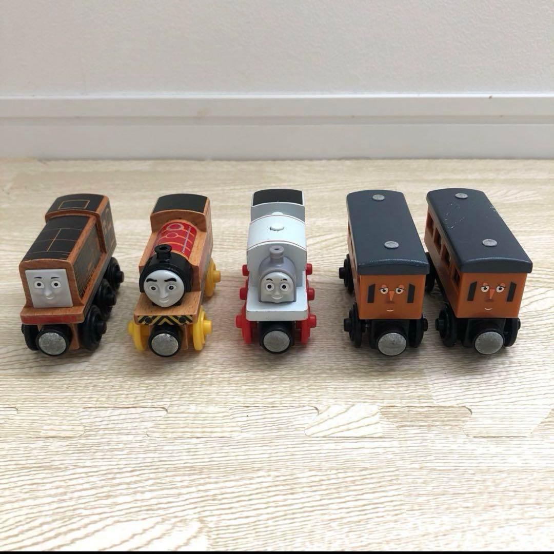 【期間限定値下げ】木製トーマスシリーズ☆仲間たち17体セット！