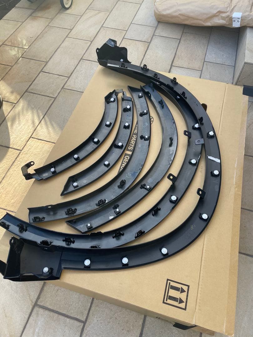 クラウンエステート　フェンダーアーチモール　 純正　黒