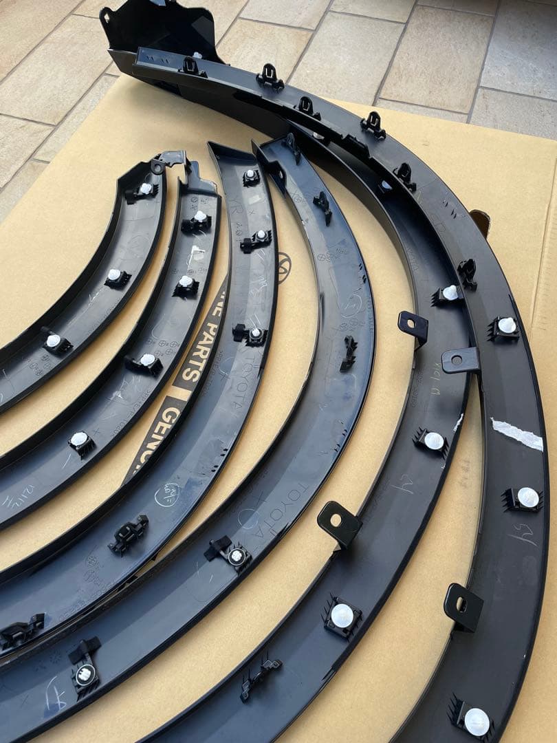 クラウンエステート　フェンダーアーチモール　 純正　黒