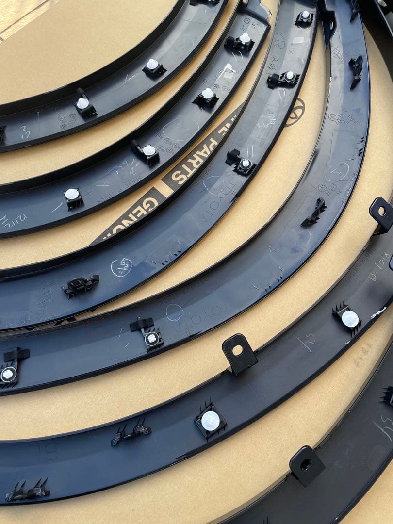 クラウンエステート　フェンダーアーチモール　 純正　黒