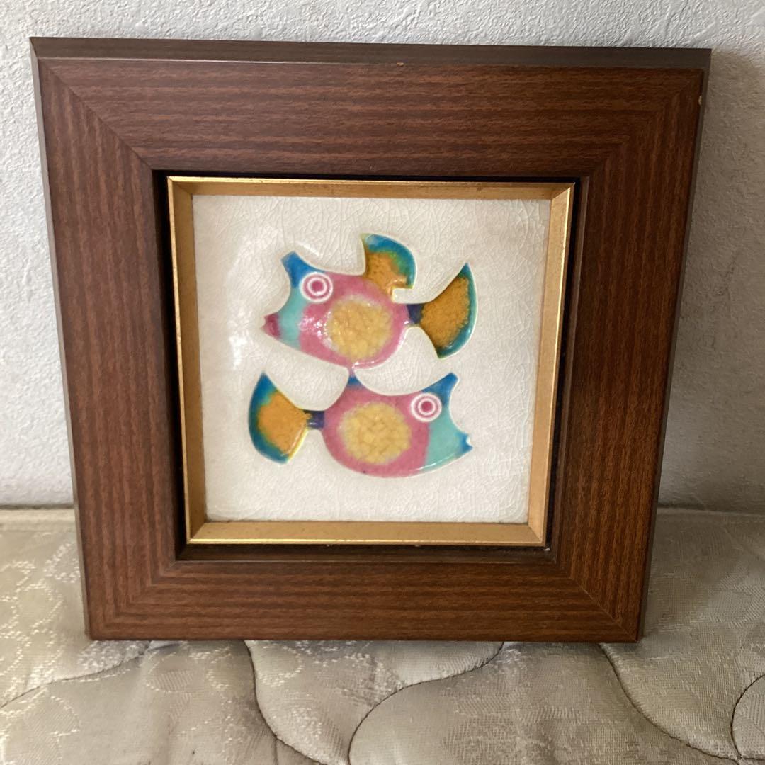 京都嵯峨野　佐分利　正作　【　七宝陶額　魚　】　木枠額装品