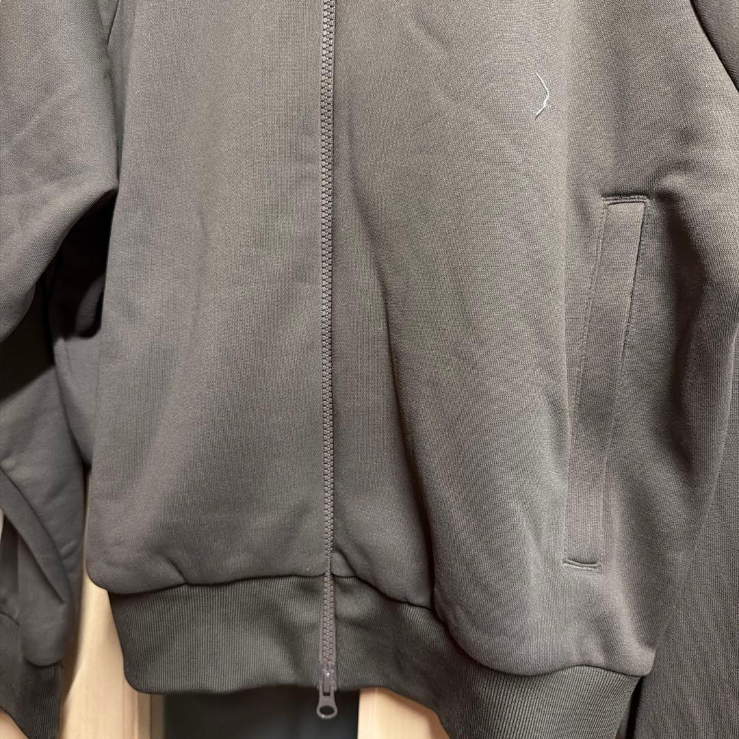 新品スローブイエナ購入プーマジャージ