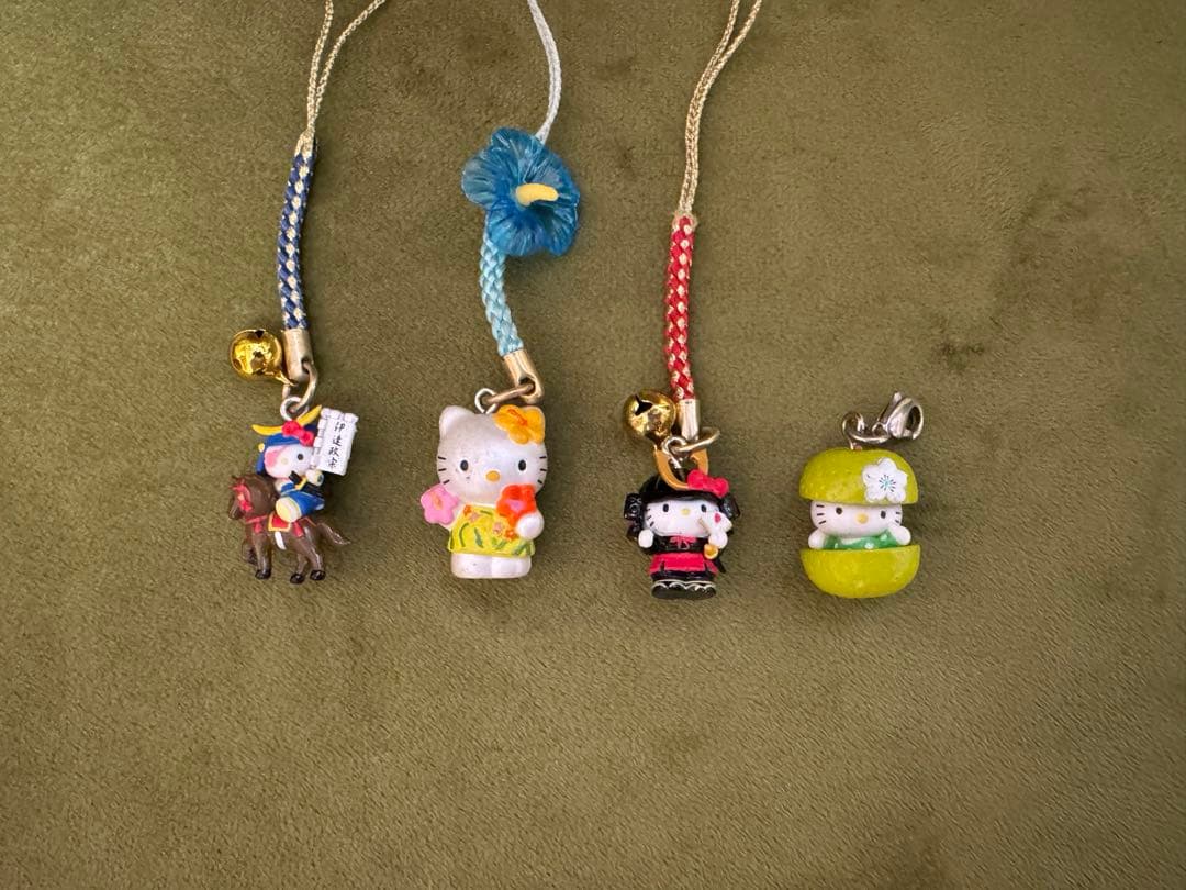 サンリオご当地キティ　根付けストラップ　42個