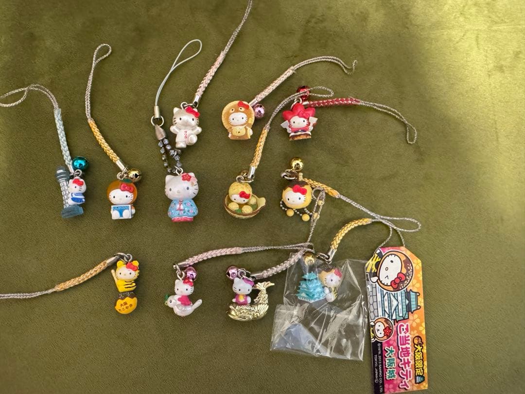 サンリオご当地キティ　根付けストラップ　42個