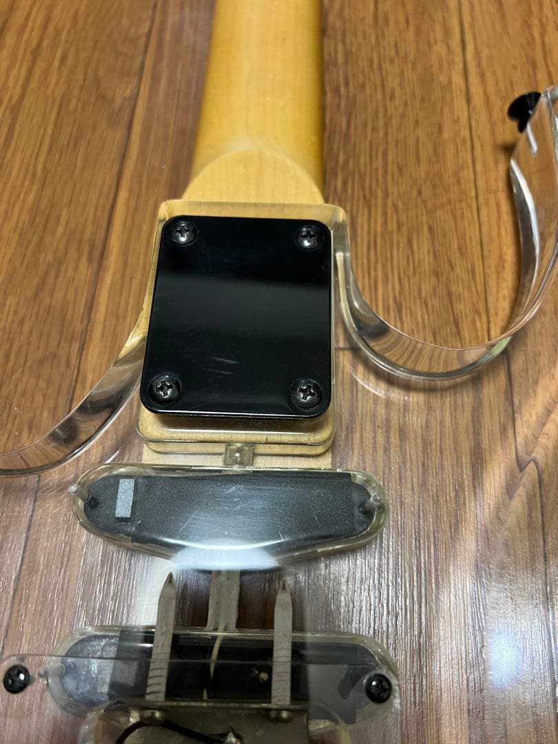 エレキギター 透明 アクリルボディ