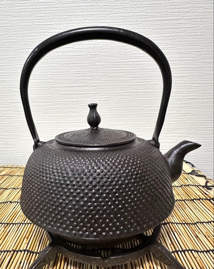 未使用、付属品付　岩手県奥州 佐秋鋳造所佐藤守巨造 真作保証　南部鉄瓶 南部鉄器