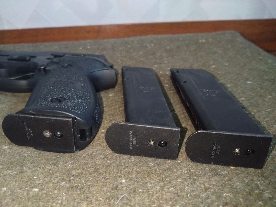 【美品】東京マルイ SIG SAUER P226R ガスガン マガジン3本付き