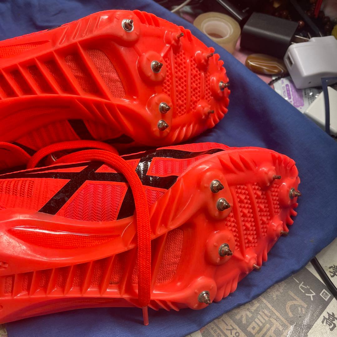 ASICS オレンジ スパイクシューズ