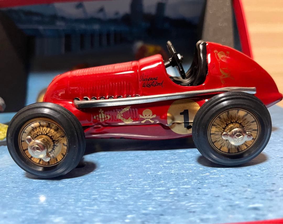 Vivienne Westwood コラボ　Schuco ミニカー　レッド