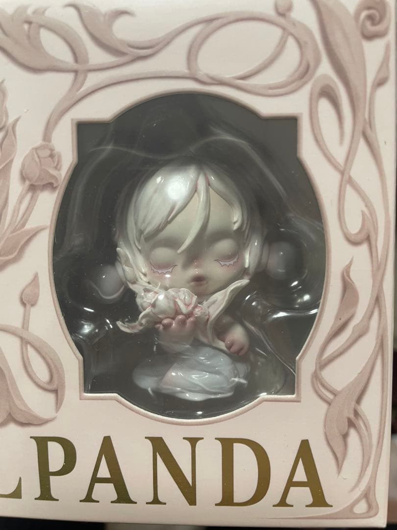 UNIQLO × POP MART SKULLPANDA フィギュア　ユニクロ