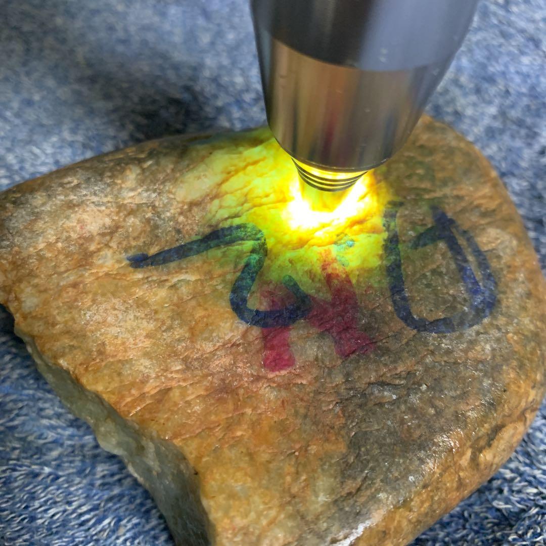 無処理無染色A貨天然石本翡翠　保証付　 ミャンマー　本翡翠　ヒスイ　原石　希少色