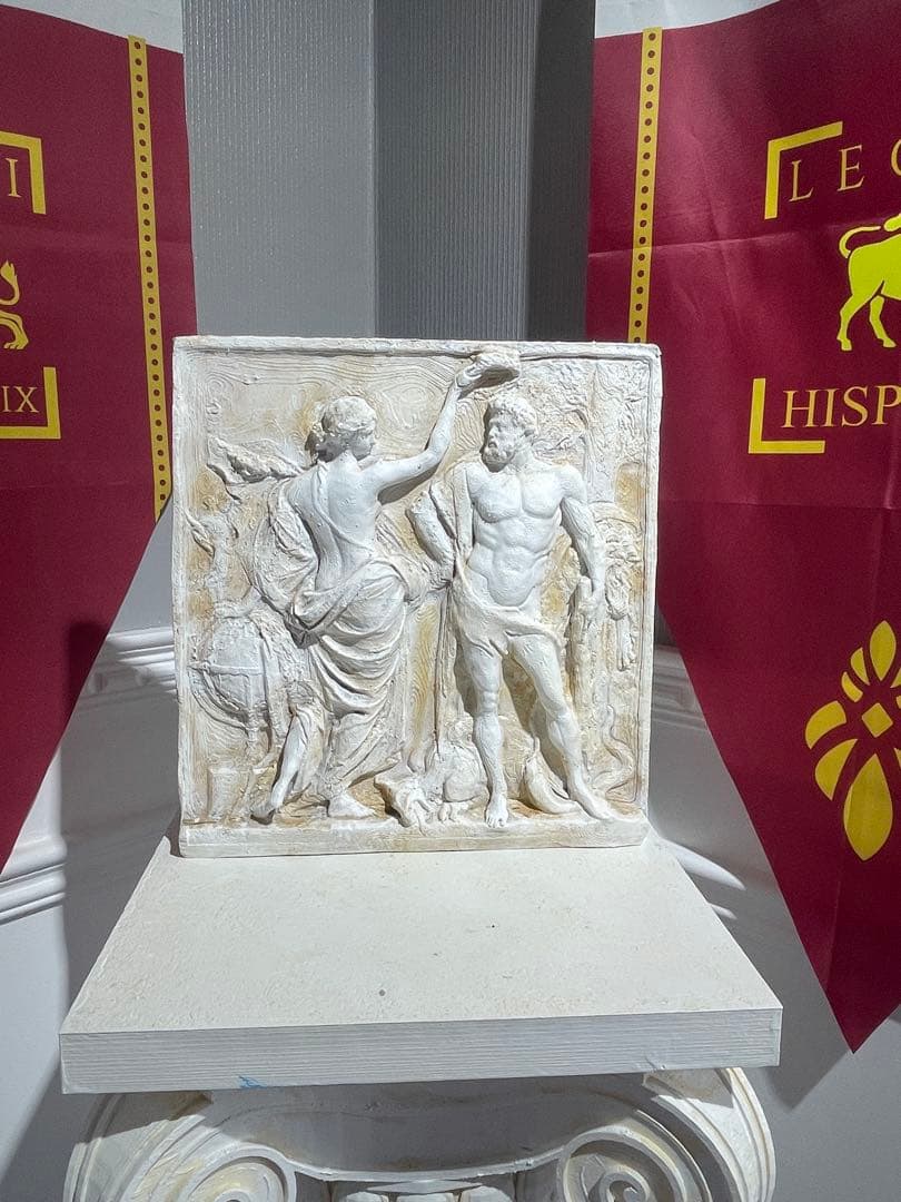 ヘラクレスの戴冠式。浅浮き彫り。Hercules. 31×29,5 cm