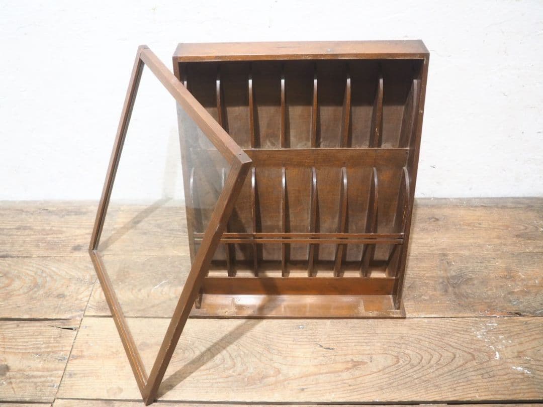 1233 昭和レトロ　ガラス蓋付の収納ケース　飾り棚　ラック　古家具　ビンテージ