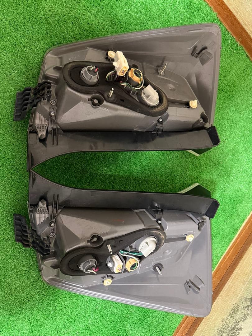 トヨタ　プリウス 30 純正テールランプ左右セット　送料込み　中古品