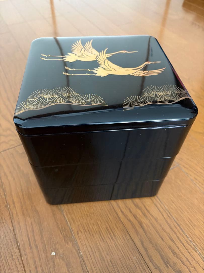 黒漆器重箱 鶴と扇の金箔装飾