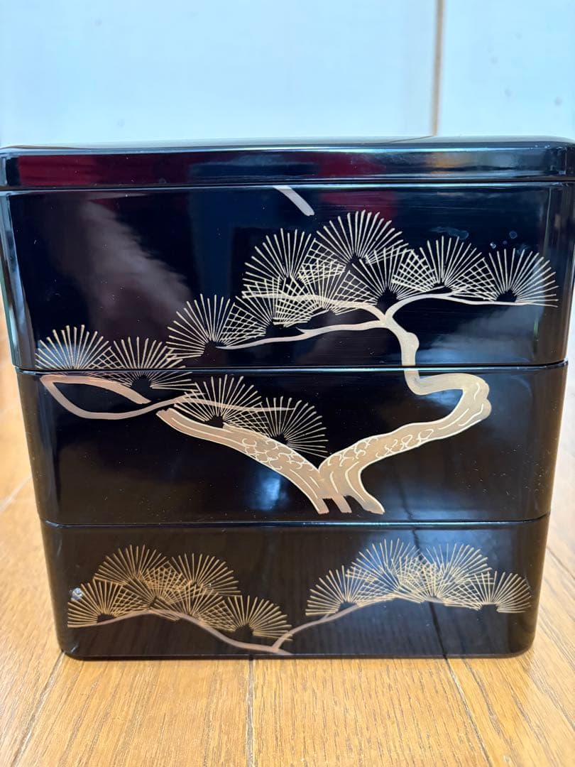 黒漆器重箱 鶴と扇の金箔装飾