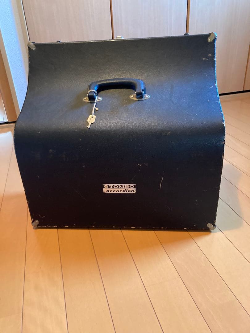 赤い37鍵アコーディオン