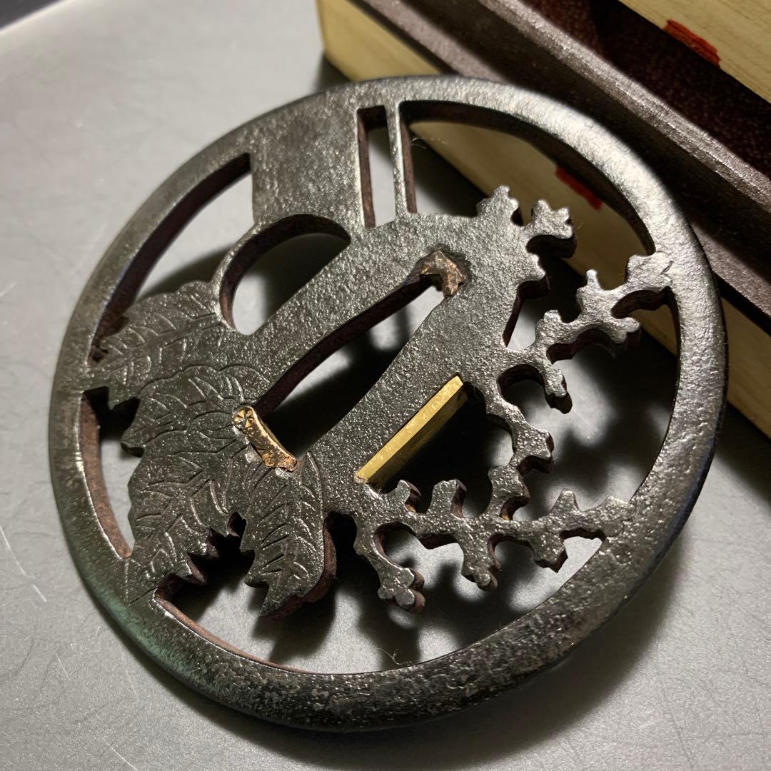 小道具優品　『引き両に桐の図』鉄鐔　透かし鐔 日本刀