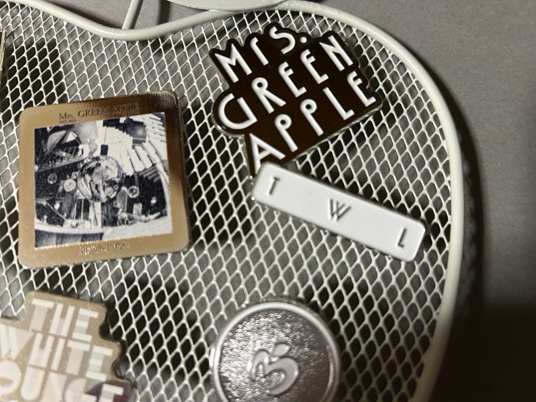 Mrs.GREENAPPLE ホワイトラウンジ　ピンバッジ