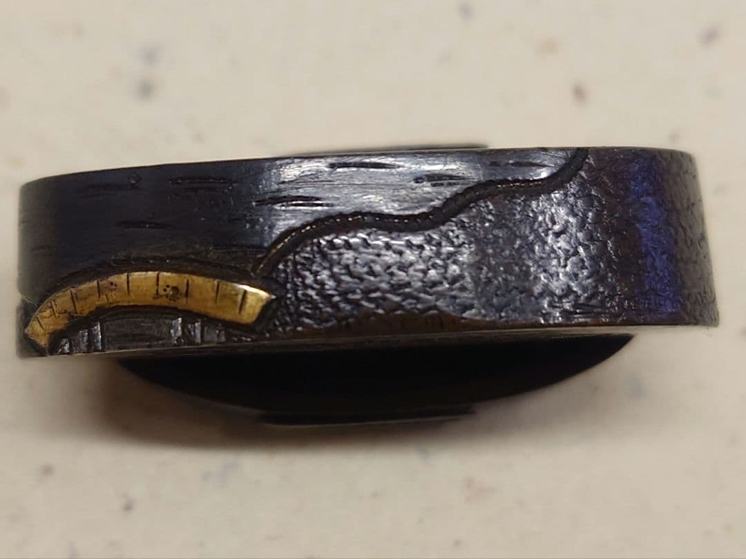 縁頭、山金地に茸の里図、