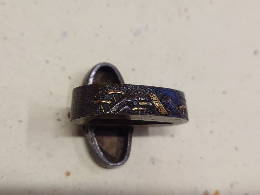 縁頭、山金地に茸の里図、