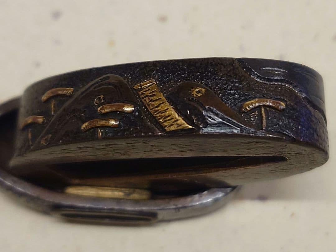 縁頭、山金地に茸の里図、