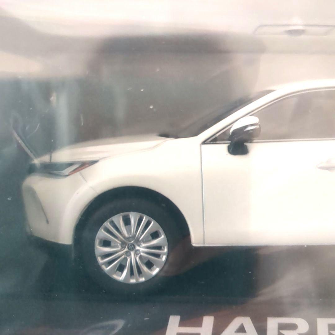 トヨタ HARRIER ミニカー 1/30スケールダイキャスト製 ホワイトパール