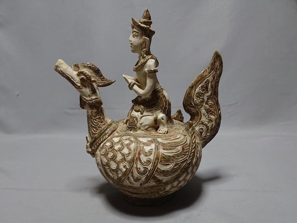 タイ　スワンカローク 白濁釉渇彩 霊鳥神像形 水注　15～16世紀