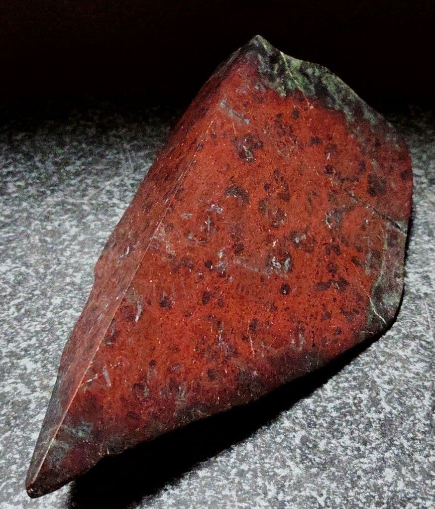 ★サーペンティン原石★赤蛇紋岩【入りコン沢・2面カット・353ｇ】