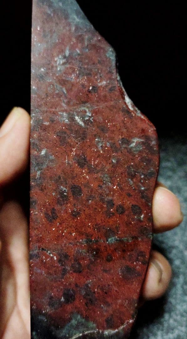 ★サーペンティン原石★赤蛇紋岩【入りコン沢・2面カット・353ｇ】