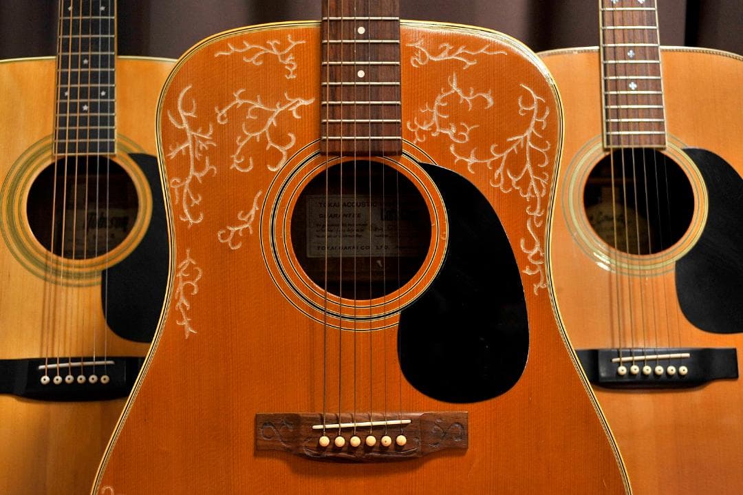 ★彫刻ギター　Cat's Eyes CEシリーズ　舞台にストリート演奏とオブジェ