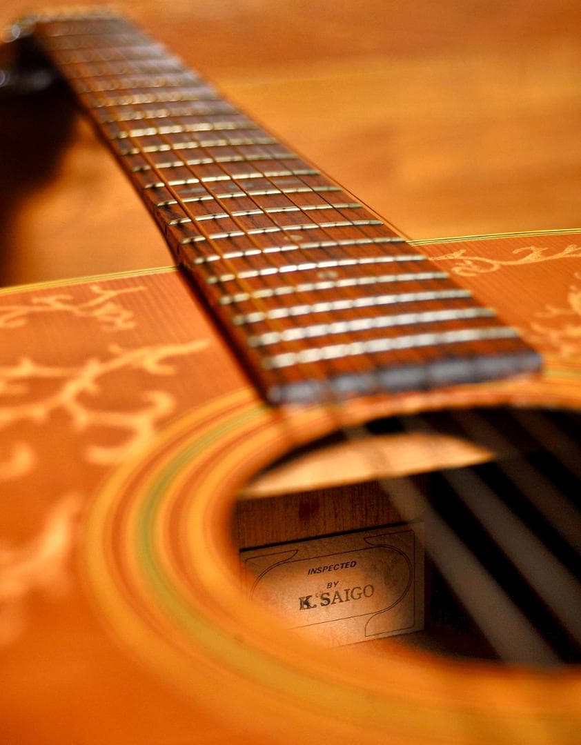 ★彫刻ギター　Cat's Eyes CEシリーズ　舞台にストリート演奏とオブジェ