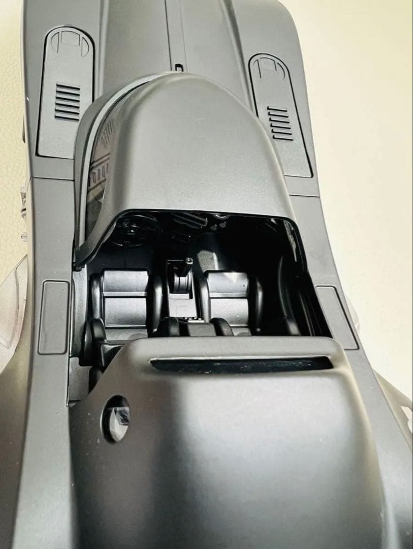 1:18 1989年映画版合金製バットモービル（新品.組立不要）