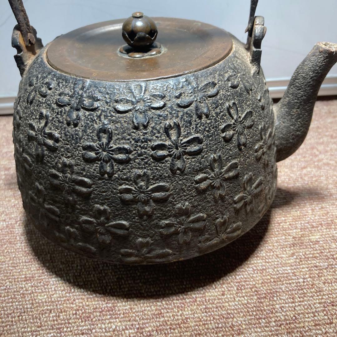 大正期昭和初期晴寿堂花模様鉄瓶