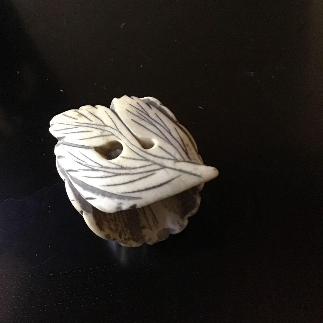 根付け　菊花図柄　日本ホンシュウ鹿角　　N17