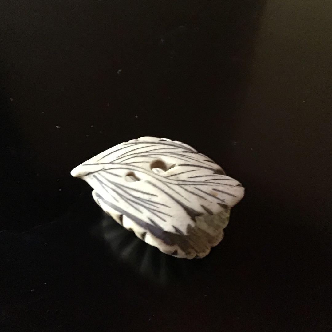 根付け　菊花図柄　日本ホンシュウ鹿角　　N17