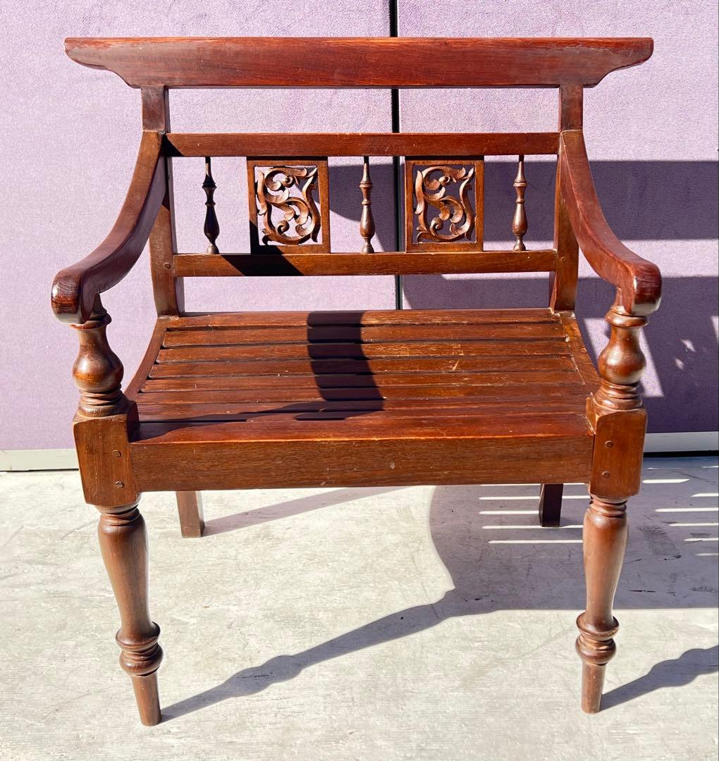 チーク材またはオーク材で作られたオランダ植民地風のベンチまたは椅子