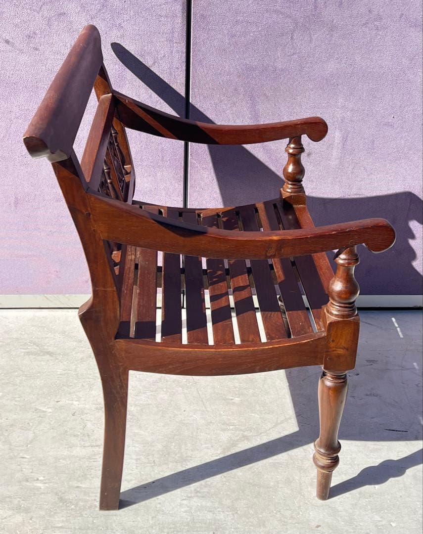 チーク材またはオーク材で作られたオランダ植民地風のベンチまたは椅子