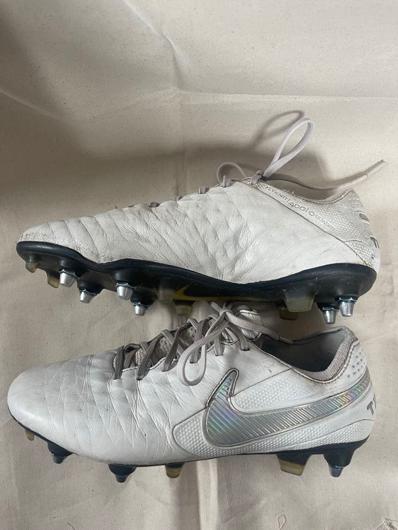 Nike サッカーシューズ ティエンポレジェンド8 SG