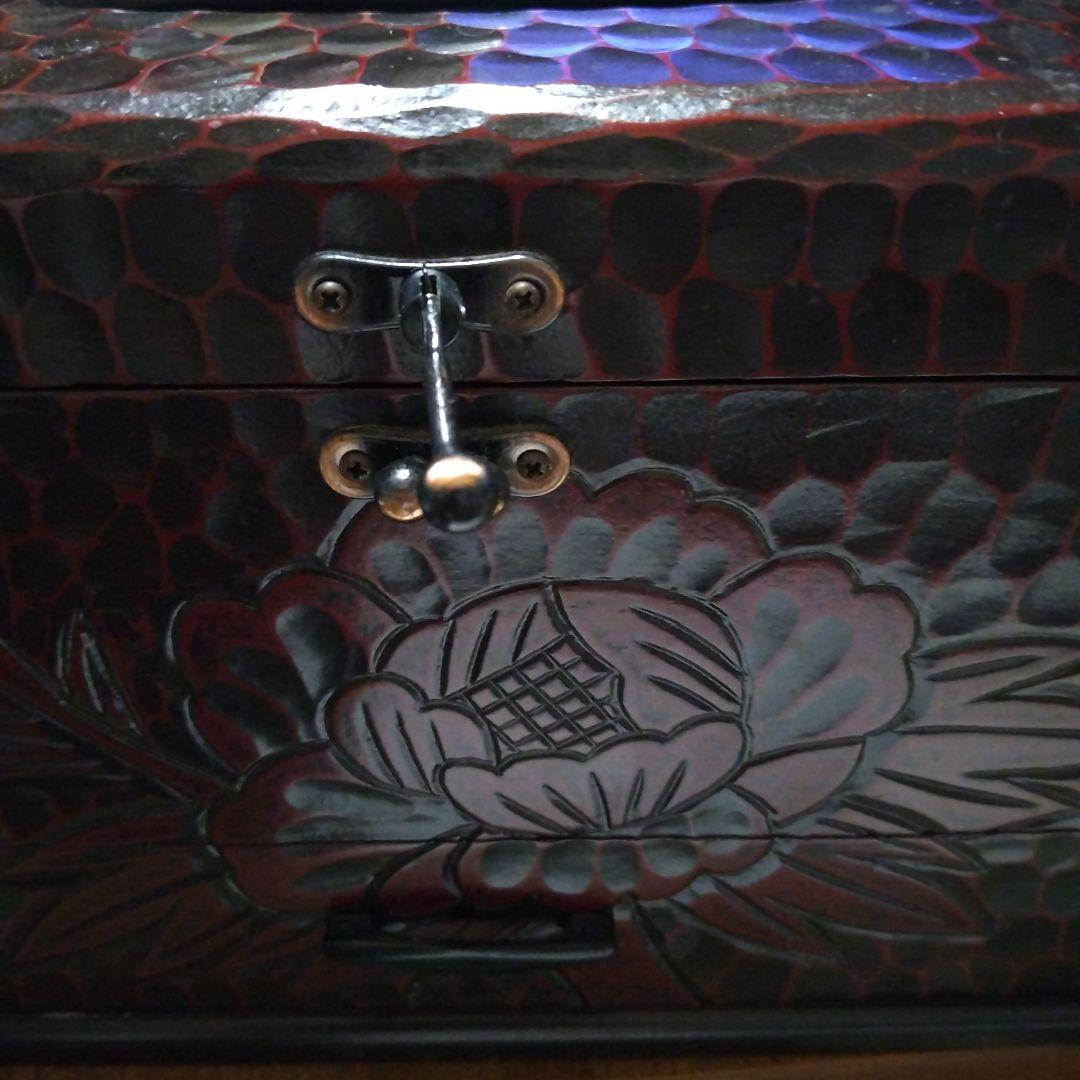 鎌倉彫木製ティッシュボックス 赤黒波模様