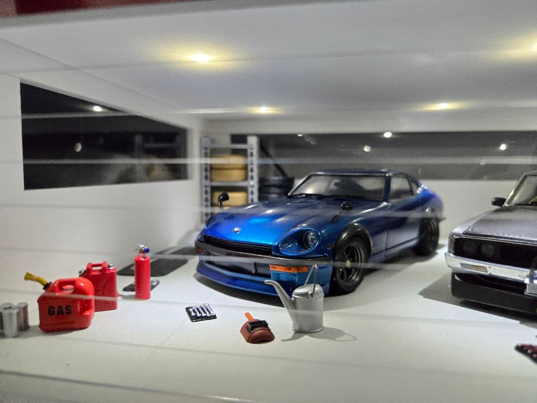 照明付きガレージ（整備道具付き）　フェアレディZ　スカイライン　バイク　1/24