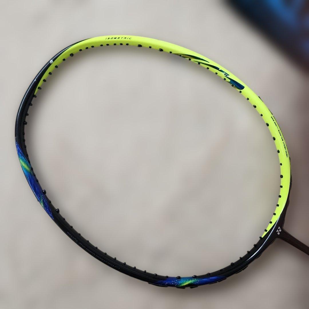 YONEX　アストロクス77 バドミントンラケットガット無し1本と袋のセット！