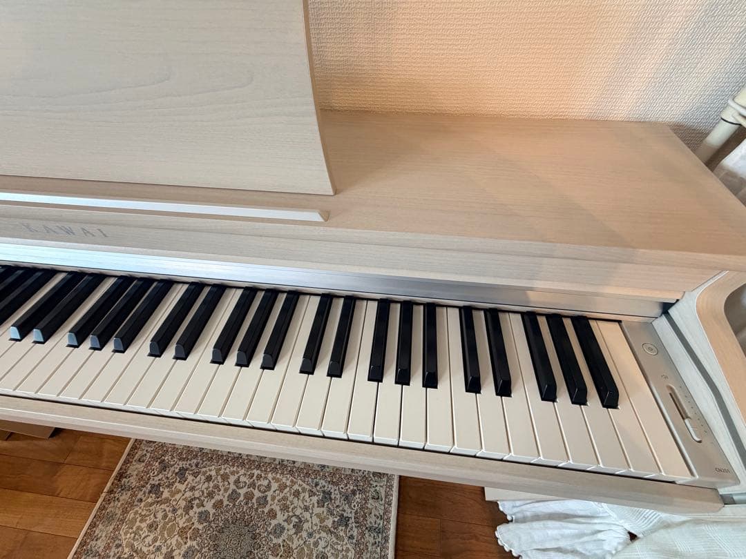 【美品】 KAWAI　CN201A　2022年12月購入品　ホワイト 椅子無し