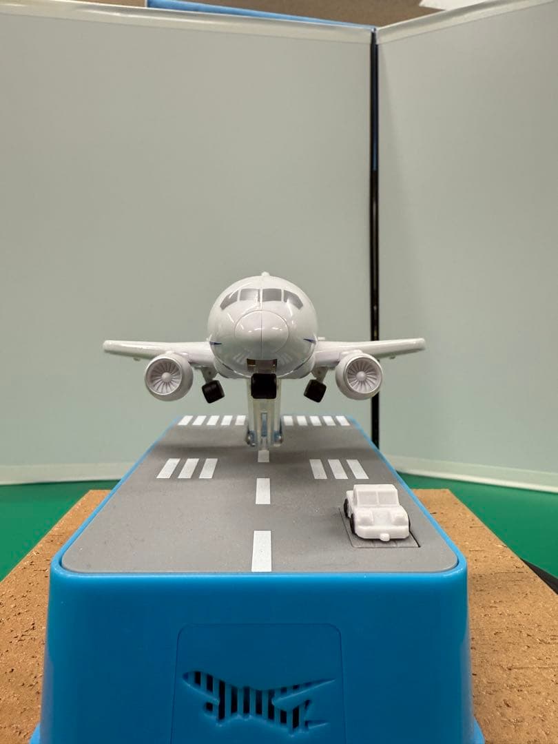 美品新品未開封！希少です。飛行機貯金箱 ANA Ver タイヤの収納が綺麗！