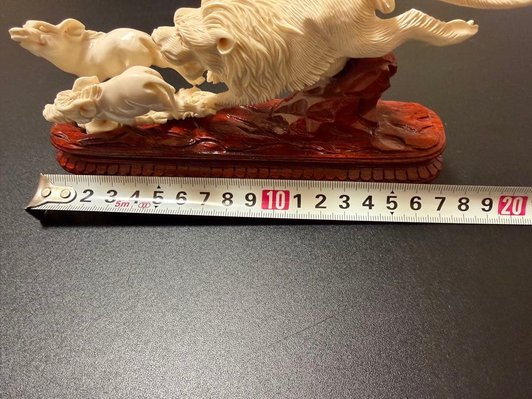 ライオンと獲物の彫刻置物