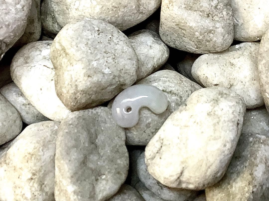 今回の原石大当たり‼️極上*氷*糸魚川翡翠勾玉アイスジェイド　幸運御守り　鑑別書付