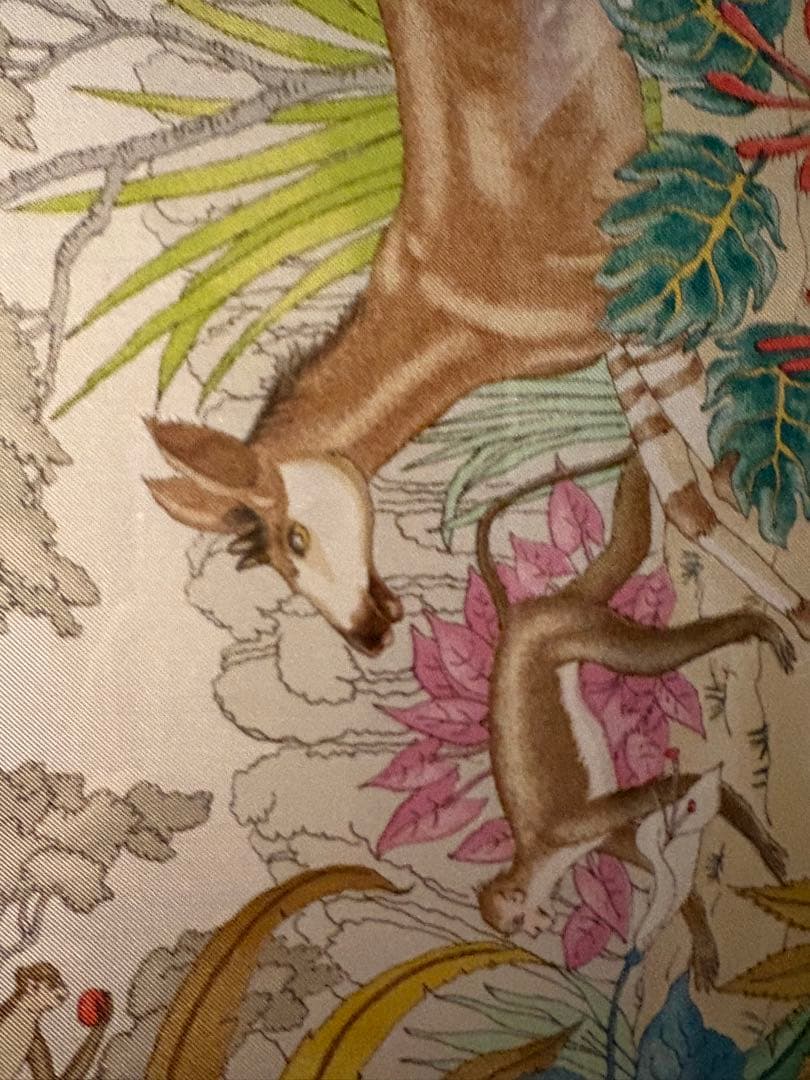 Gucci の動物柄スカーフの額装 86センチ×86センチの正方形