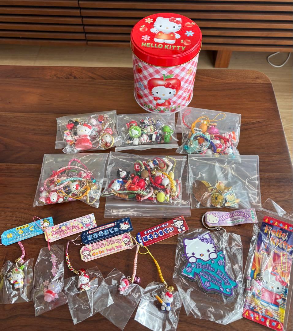 美品♡ご当地キティ根付け、キーホルダー、ピンズ　60個まとめ売り＋りんごキティ缶
