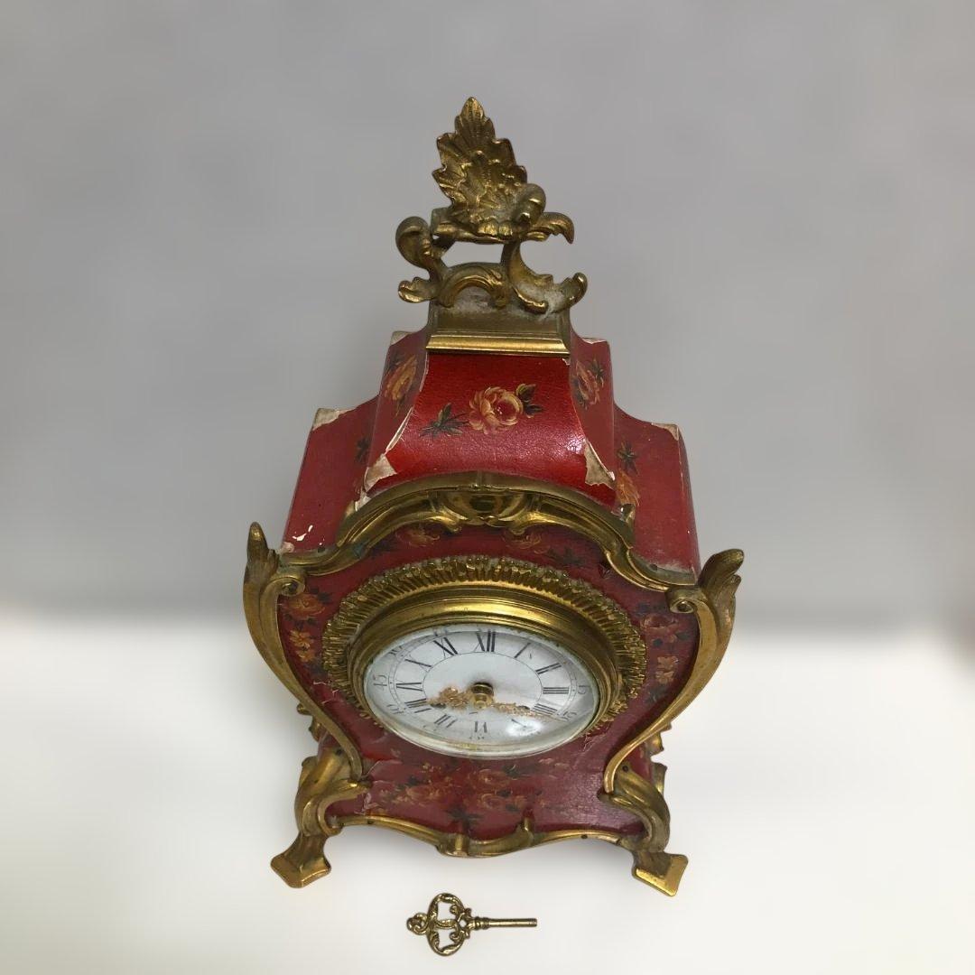 送料無料 アンティーク風 置時計 手巻き式 花模様 ゴールド装飾 251104